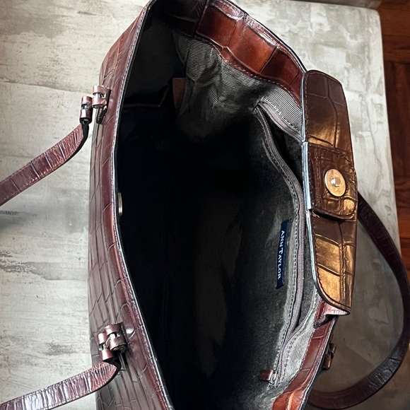 Ann Taylor leather shoulder bag - Picture 2 of 10